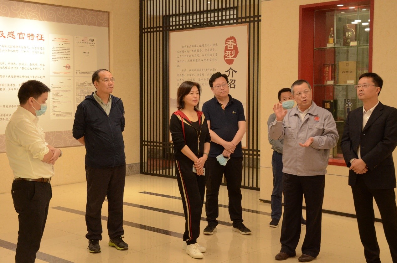 人社出版集团董事、副总经理(lǐ)黄卫来至我司视察