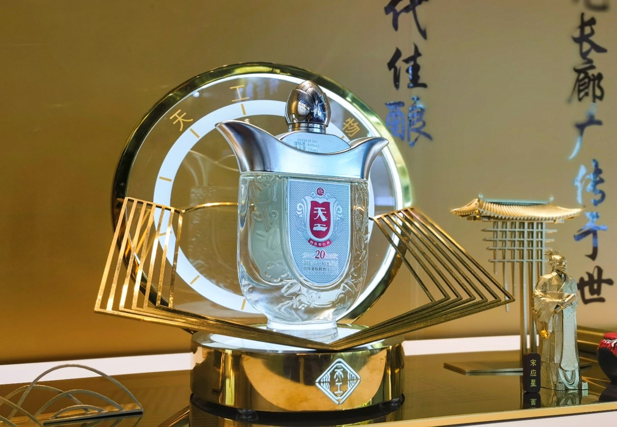 荣膺“华夏奖”，四特以匠心铸非凡，彰显中(zhōng)國(guó)特香白酒标杆力量