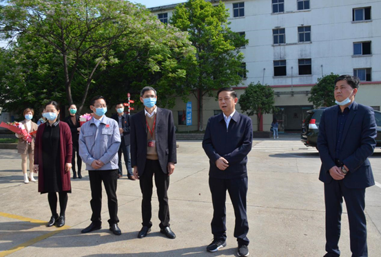 中(zhōng)共樟树市委书记董晓明慰问我司一線(xiàn)劳动者